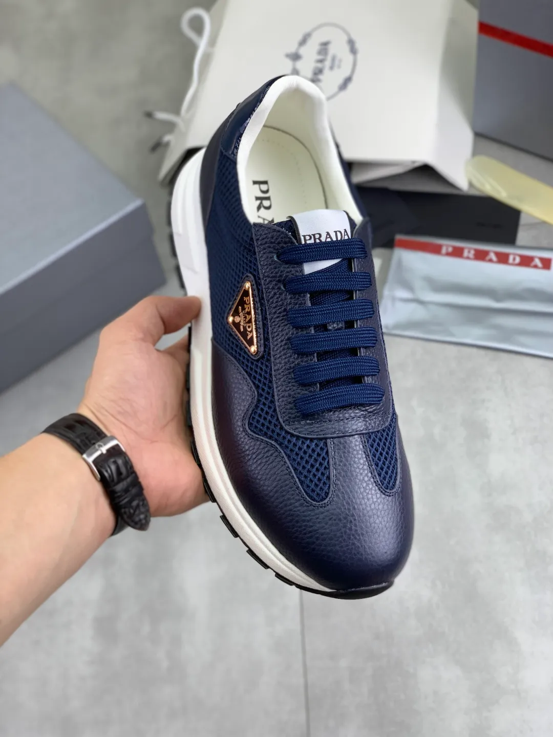 Men's shoes 💰P560💰[New style] popular models are on the official website, 🆘 Trendy brand (Prada) mainly promotes popular models, avant-garde and versatile fashion men's shoes private version mold opening, cowhide surface splicing 1:1.. Fashionable and simple, original imported cowhide lining cowhide feet; the atmosphere and personality are more fashionable, eye-catching and pursuing class. It will subvert the old idea and be a must-have for fashionistas with you! Must keep it for yourself! Tall and comfortable, large and low, high-end quality workmanship. Number of yards: 38-45 4️⃣optional.